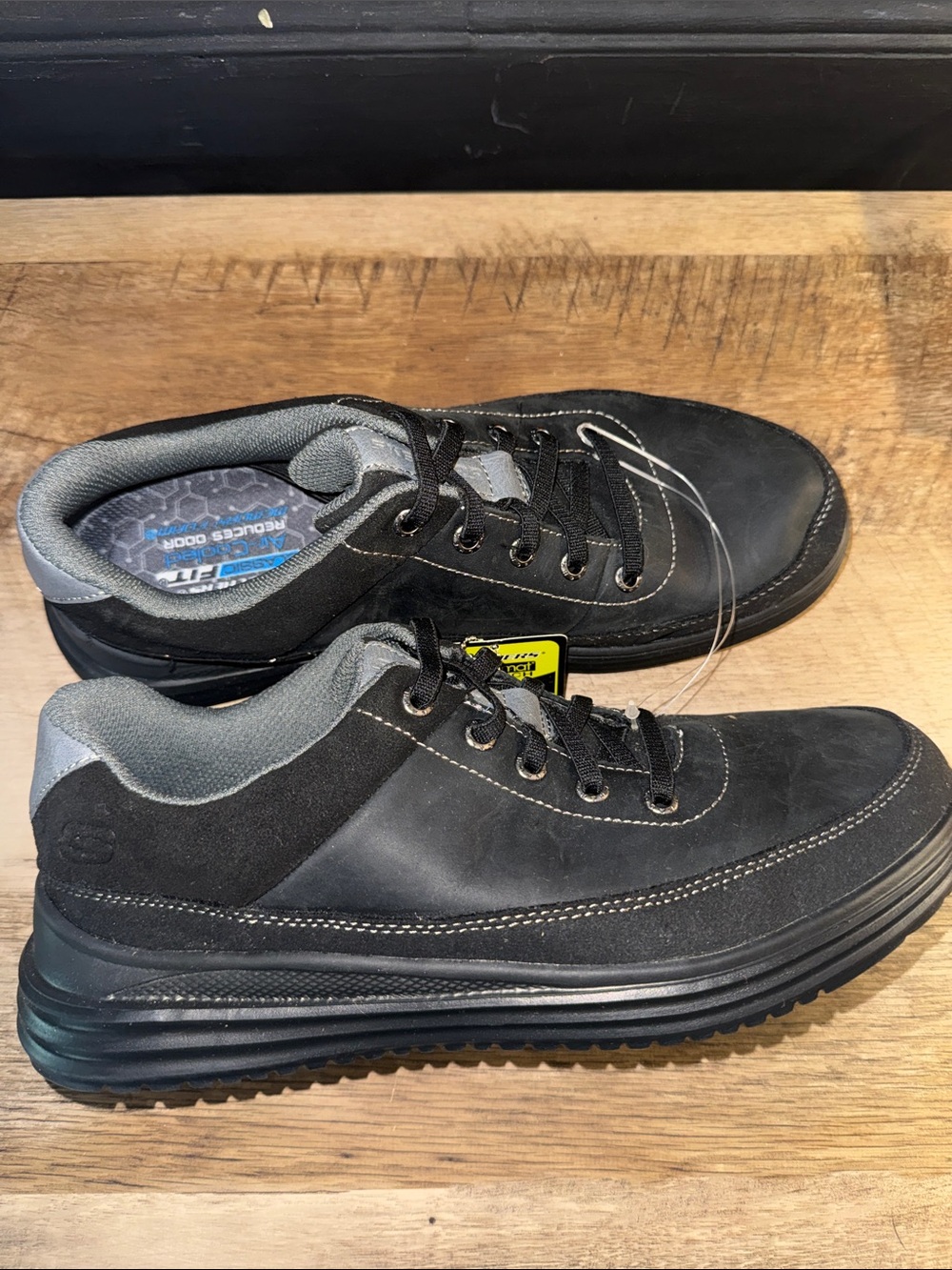 Size 8 Skechers Classic Fit Air Cooled Memory Foam Sneaker